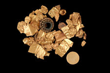 Fragments de feuilles et rebus d'or