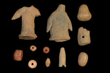 Statuettes et tête anthropomorphes, perles et éléments divers
