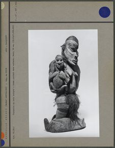 Statuette : femme portant deux enfants