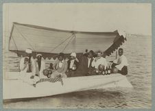 Une partie de barque dans le port d'Alexandrie, par des employés de…