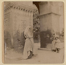 Erivan, église arménienne [femme et enfants devant l'église Zoravor Surp…