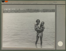 Femme indigène au fleuve