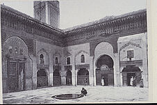 Un coin de la cour intérieure, avec le minaret, de la medersa Bou Ananiya