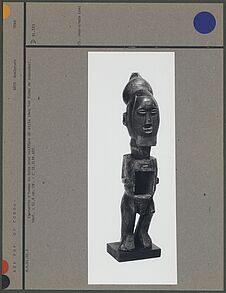Statuette d'homme en bois avec coiffure