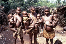 Pygmée [femmes et enfants]