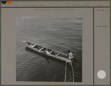 Barque faite d'un tronc évidé sur le lac Tanganyika