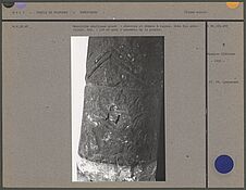 Monolithe phallique gravé : chevrons et disques