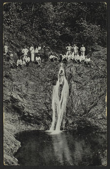 Cascade et groupe de personnages