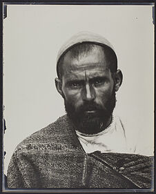 Type du Maroc [Portrait de face d'un homme]