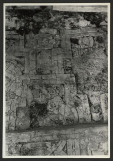 Acanceh, relief et hiéroglyphe en stuc