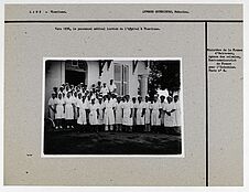 Vers 1930. Le personnel médical laotien de l'hôpital à Vientiane