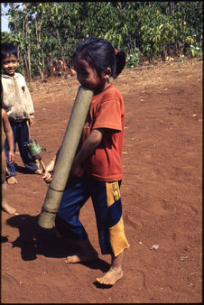 Enfant fumant le tabac à la pipe à eau