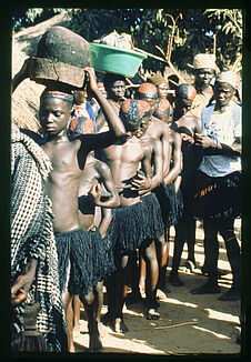 Sans titre [procession de jeunes hommes]