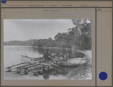 Pirogue à double balancier