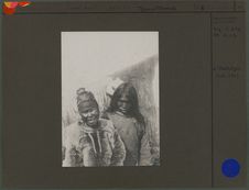 Vieille femme eskimo et son fils