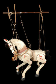 Marionnette à fils : cheval blanc