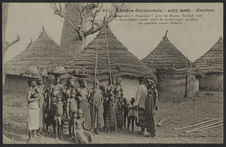 Village des "Somonos" près du fleuve. Baobab rasé à mi-hauteur ayant…
