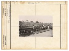 C.F.C. Les enfants contemplant la première locomotive à Yaoundé
