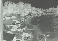 Habitations flottantes sur la rivière Yom