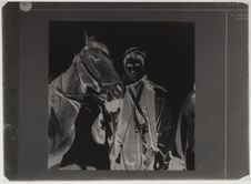Fils de chef bédouin tenant le cheval de son père