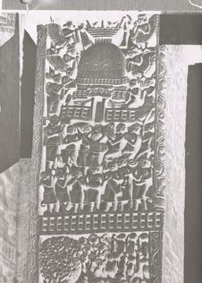 Porte nord, pilier droit; consécration d'un stupa