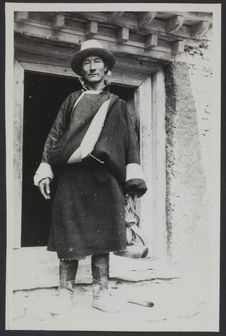 Sans titre [Tibétain du Tsarong devant la porte d'entrée du temple de…