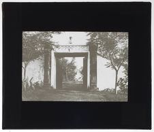 Phong-Lé. La porte reconstituée ornée de colonnes cham, provenant de ruines