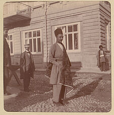 Bakou, au marché [homme portant un tapis]