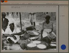 Femmes cuisant des galettes de cassave