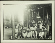 Reunion de indios en casa del jefe, en Sipenae (San Miguel) Putumayo