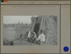 Famille chaamba monadhi devant une hutte