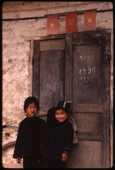 Enfants devant la porte de la maison