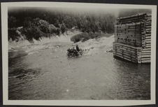 Bukovine. Voyage chez les Hutsul. Passage de la rivière en fiacre