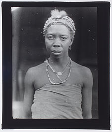 Sans titre [portrait d'une femme Malgache vue de face, avec des bijoux et une…