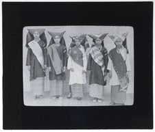 Femmes de Minangkaban en tenue de fête ou de noce