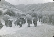 Procession des Lamas pour le transport des livres sacrés du monastère
