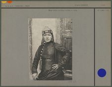 Femme ouzbek de Kokan coiffée du topi