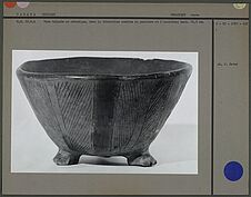 Vase tripode en céramique
