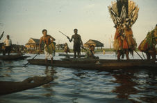 Nouvelle-Guinée, Sepik [Kambot, Keram ; personnes costumées dans des pirogues]