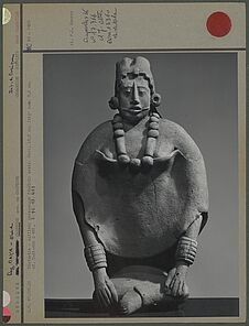 Statuette - sifflet, personnage féminin assis