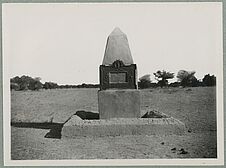 Environs de Goundam. Monument élevé sur les lieux de massacre. Colonne Bonnier