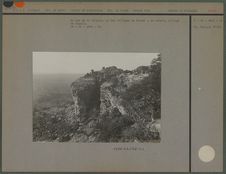 Au bas de la falaise, un des villages de Banani