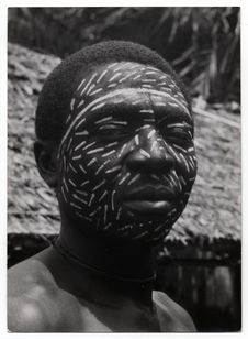 Logoué, un noir Pomo de Gatongo a peint son visage après la chasse à la panthère
