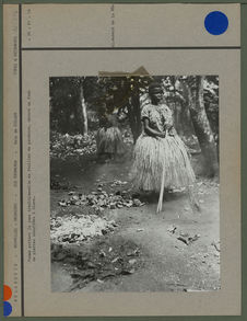 Femme portant la jupe traditionnelle