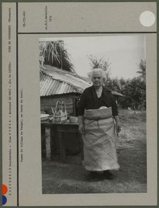 Femme du village de Pangai en tenue de deuil