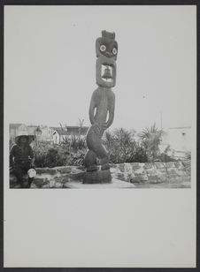 Sans titre [Vue d'une sculpture Maori]