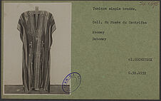 Tunique simple brodée. Coll. du Musée du Centrifan, Abomey
