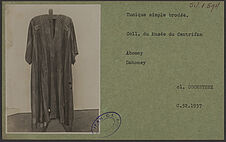 Tunique simple brodée. Coll. du Musée du Centrifan, Abomey