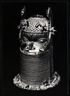 Tête de bronze d'un roi ayant été déposée sur l'autel familial de l'Oba du…