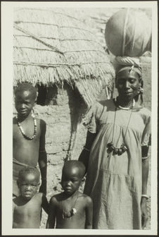 Femme et enfants Bozo. Gourao-Bozo. Lac Débo